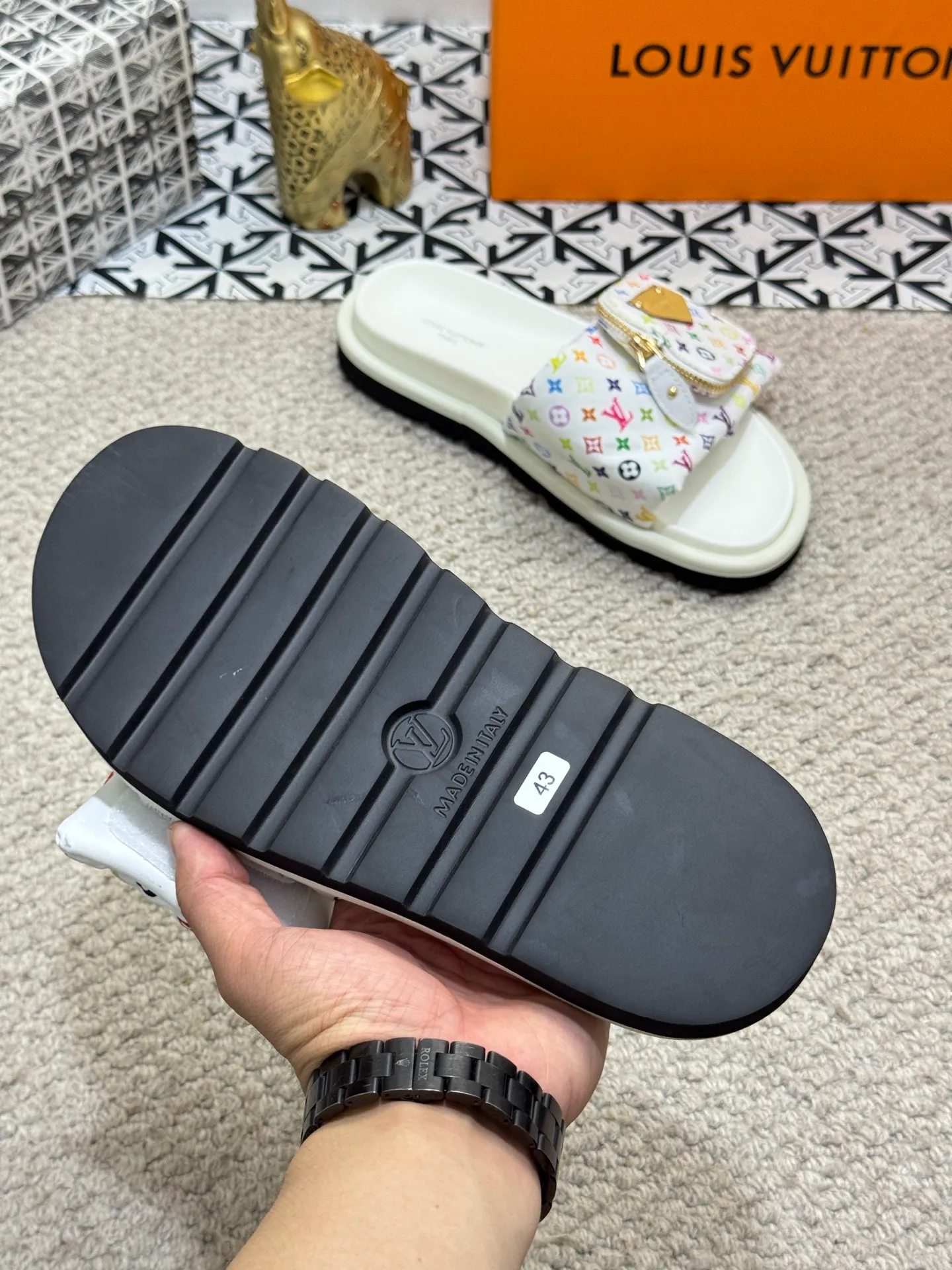 Men's shoes 💰400 [New style] 🦇🦇Top original order [Louis Vuitton] Couple style 👫Spring and summer style🎯🎯As an active family in the fashion industry ⭐ Lv is characterized by bold innovation ⚡Fabric down cloth🔥 Combined outsole, clean and tidy ⚡Fashionable and generous🌹Multiple colors available..Size: 36-44 (45 customized